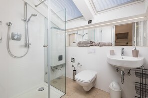 Dusj, hårføner og håndklær