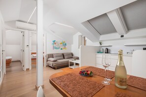 Smart TV - Apartment with skylight, steps away from the beach (Ika)