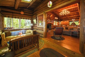 Smart-TV, Kamin, DVD-Player, Bücher