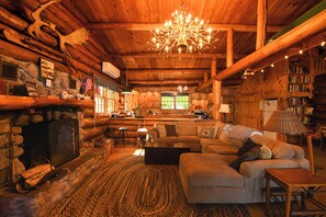 Smart TV, fireplace, DVD player, books - Beautiful open-concept log home in quiet setting on Thompson Lake. (Otisfield)