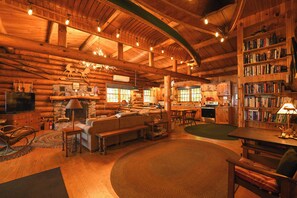 Smart-TV, Kamin, DVD-Player, Bücher