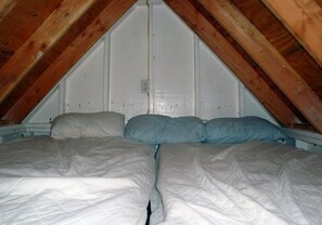 3 bedrooms, free WiFi - Beautiful open-concept log home in quiet setting on Thompson Lake. (Otisfield)