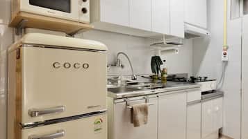 Fridge, microwave, stovetop, electric kettle