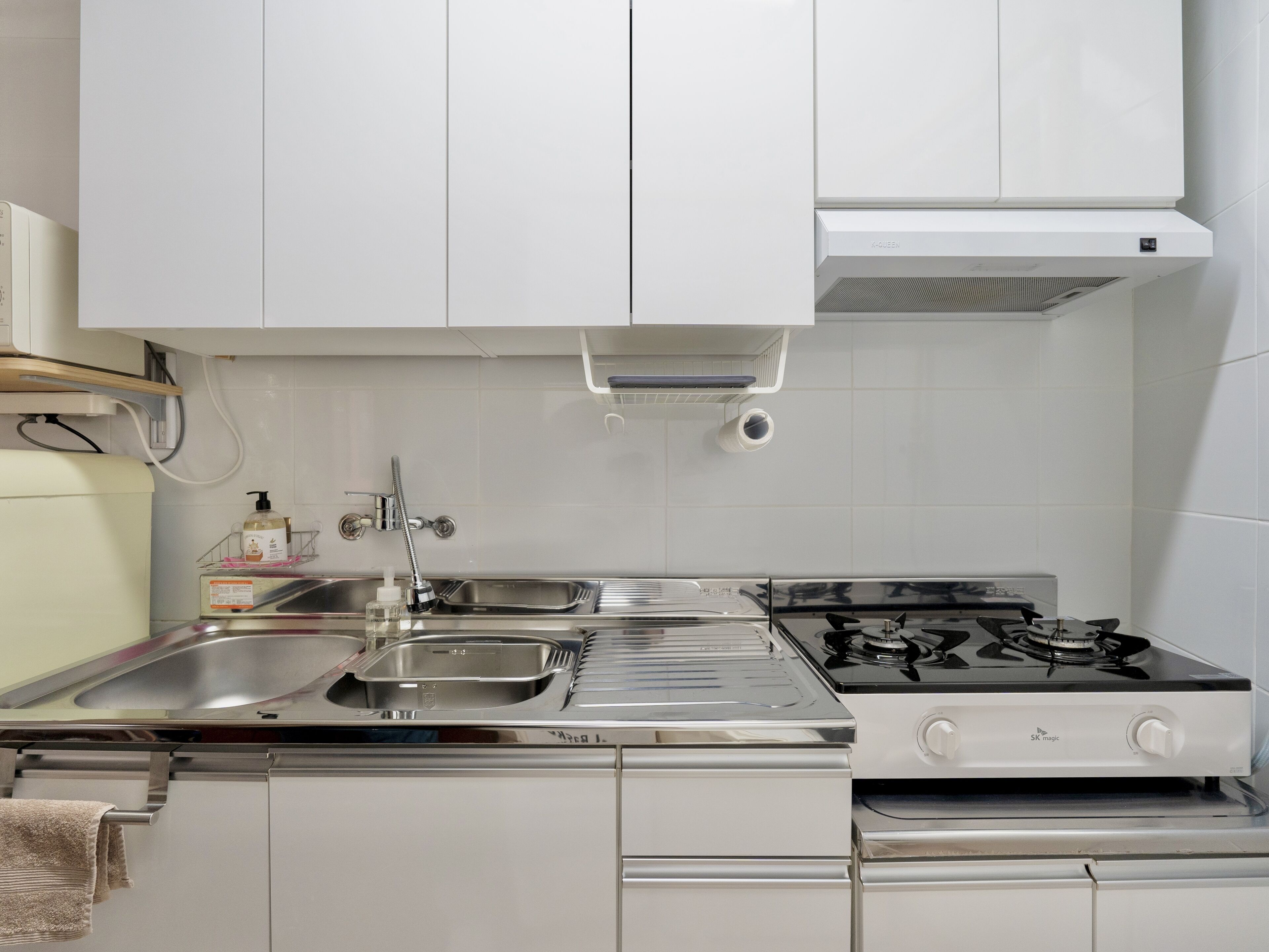 Réfrigérateur, micro-ondes, plaque de cuisson, bouilloire électrique