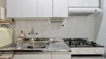 Réfrigérateur, micro-ondes, plaque de cuisson, bouilloire électrique