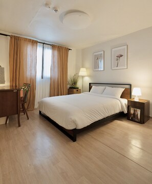 2 bedrooms, desk, WiFi, bed sheets