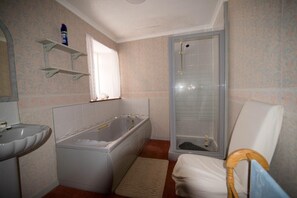 Rumah | Kamar mandi | Bathtub dan shower terpisah, bathtub besar,  dan handuk