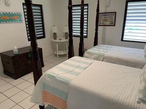 3 habitaciones, tabla de planchar con plancha y cuna de viaje 