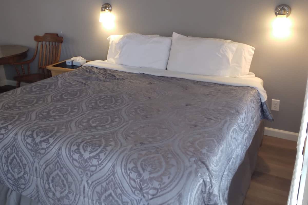 Classic Room | Laptop workspace, iron/ironing board (on request), WiFi, bed sheets