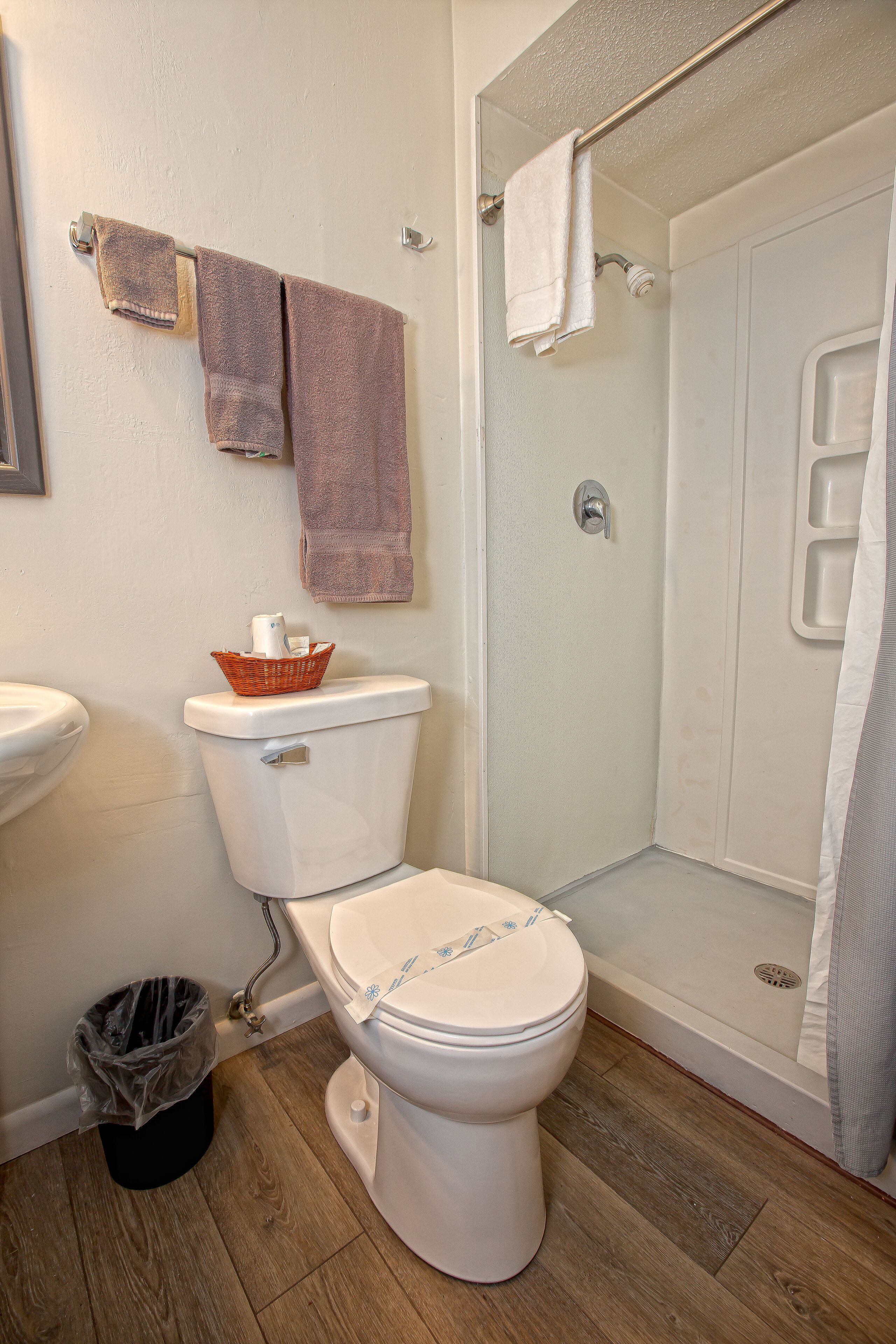 Classic Room, 1 King Bed | Bathroom | Shower, towels, soap, shampoo