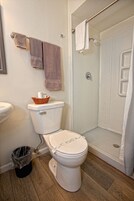 Habitación clásica, 1 cama de matrimonio grande | Baño | Ducha, toallas, jabón y champú
