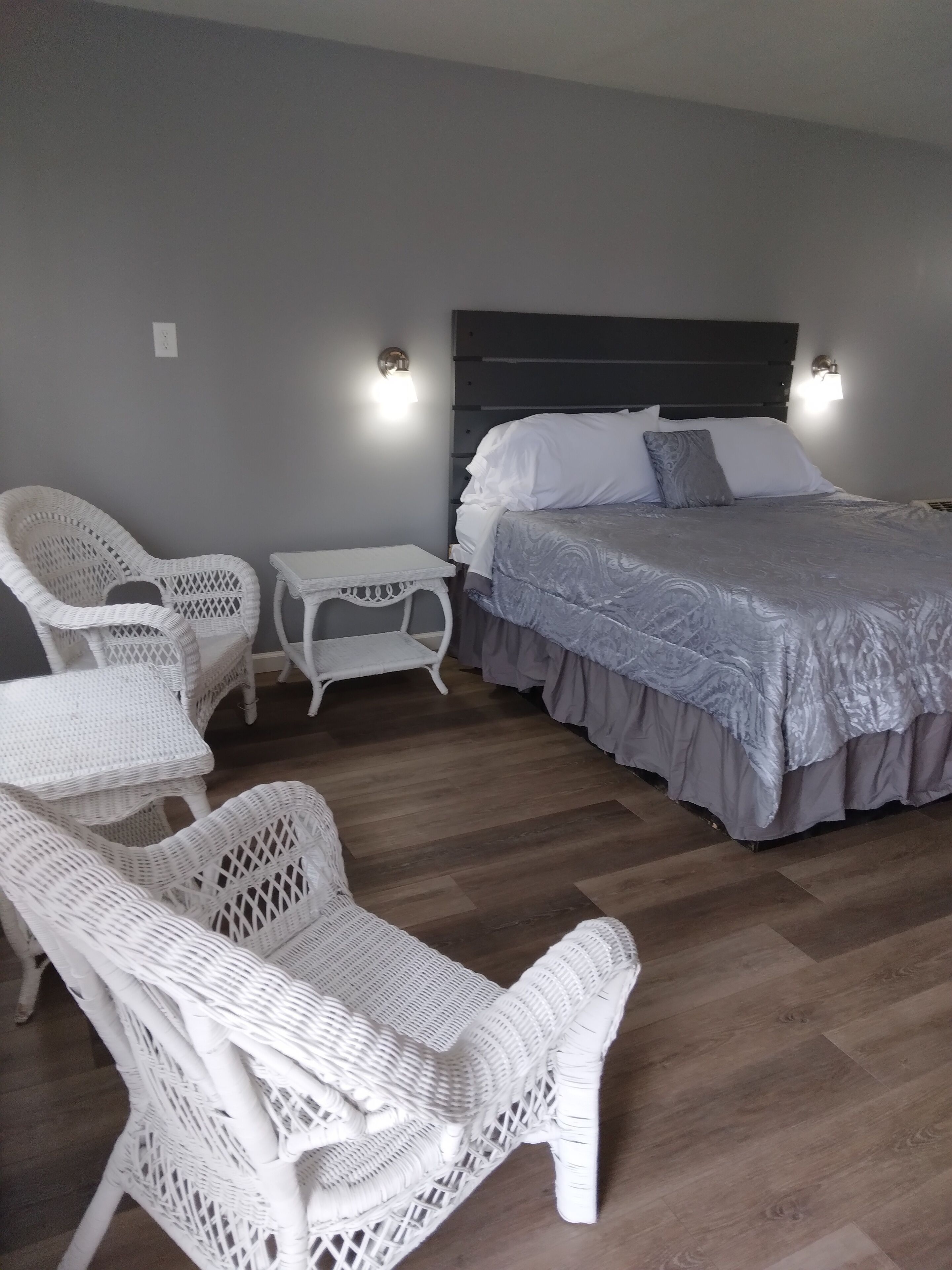 Habitación Deluxe | Área de sala de estar | Televisión de pantalla plana de 50 pulgadas con canales digitales 