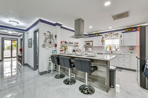 Fridge, microwave, stovetop, dishwasher