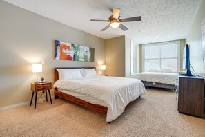 2 bedrooms, desk, iron/ironing board, Internet - Downtown St Joseph Condo w/ Balcony & Harbor View (St Joseph)
