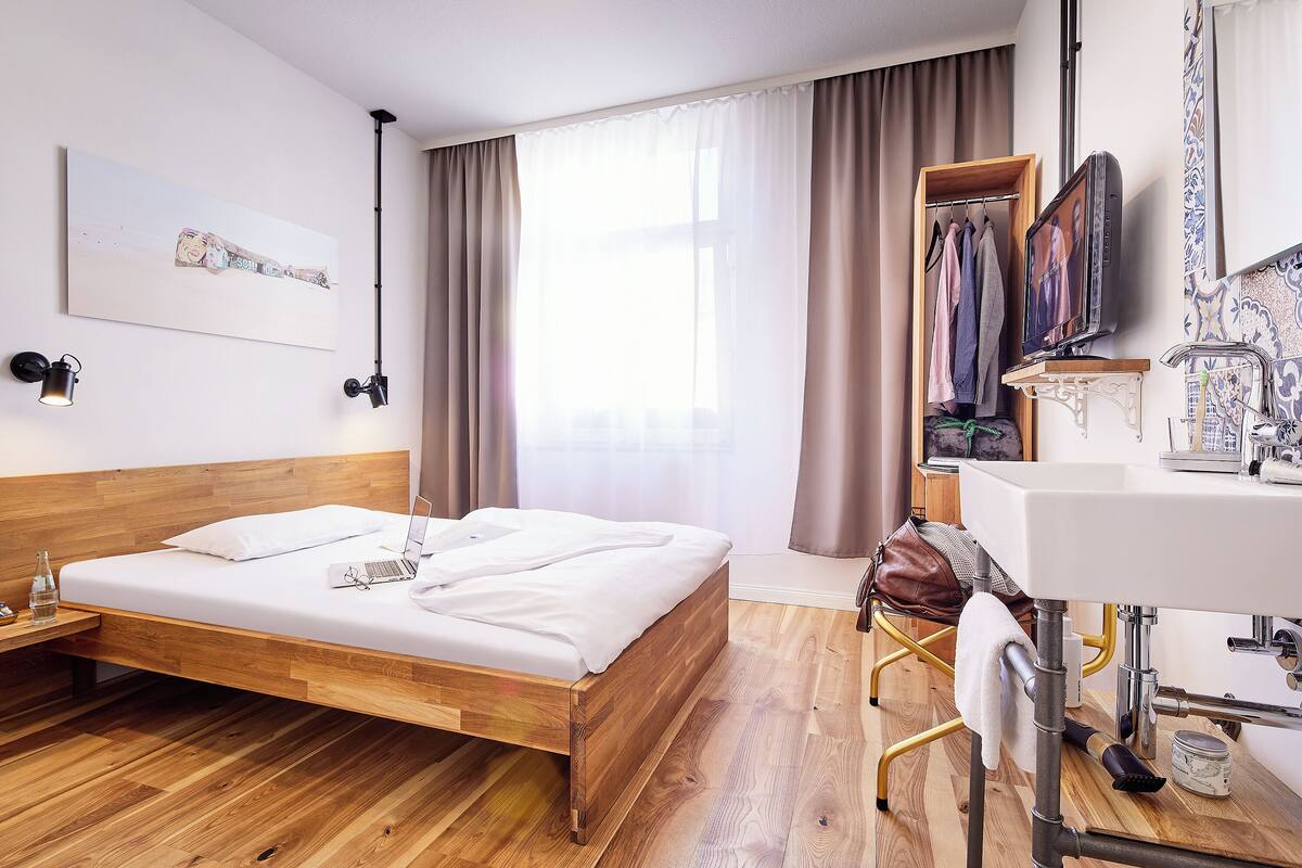 Single Room, 1 Queen Bed | WiFi (free), bed sheets
