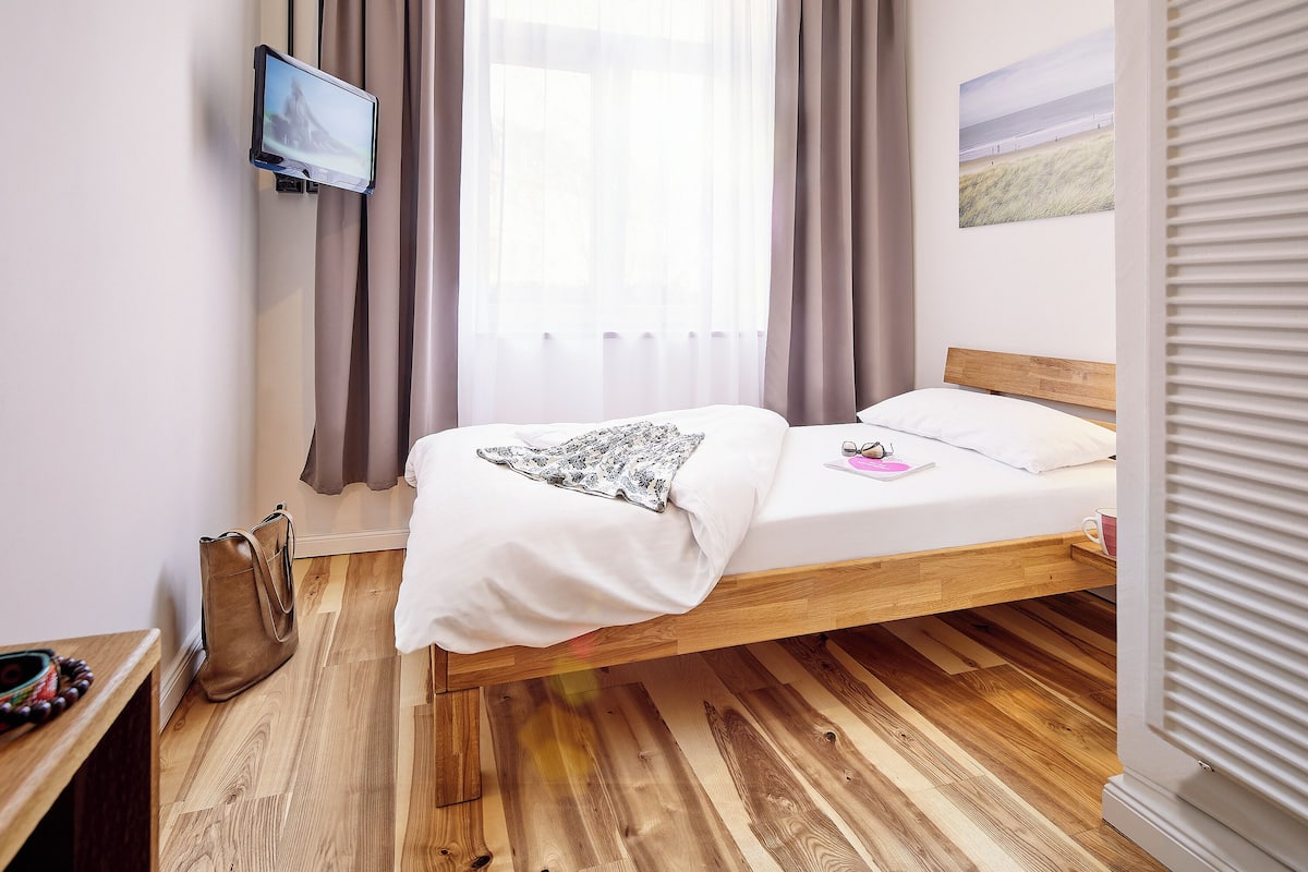 Single Room, 1 Twin Bed | WiFi (free), bed sheets