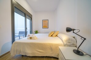 Tabla de planchar con plancha, wifi gratis y ropa de cama 