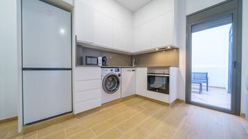 Coffee/tea maker, fridge, microwave, oven