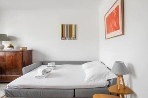 Iron/ironing board, WiFi, bed sheets - To complete (Paris)