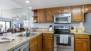 Frigorífic, microones, forn i placa de cuina