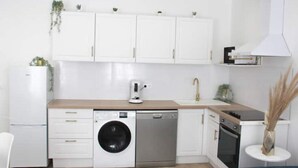 Fridge, microwave, oven, stovetop - L'amiral Centre Ville Balnéo Parking (Grasse)