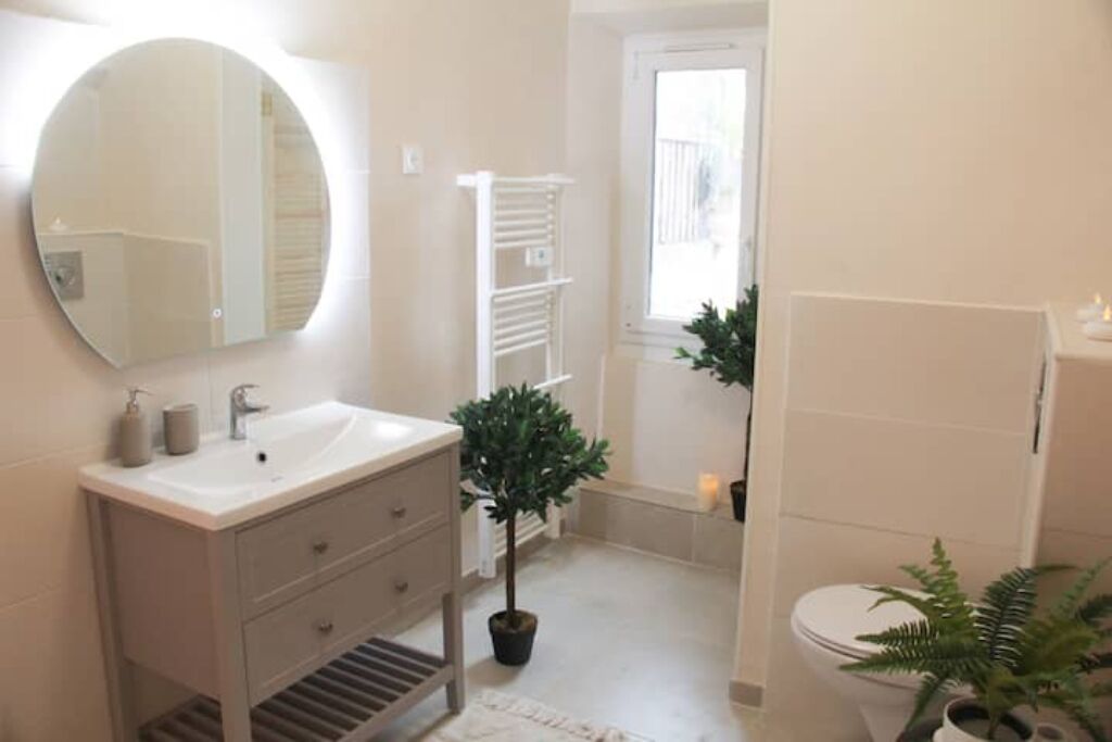 Jetted tub, hair dryer, towels, soap