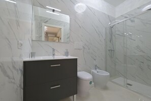 Dusche, Bidet, Handtücher, Seife