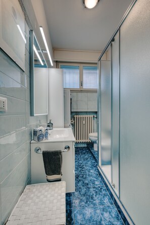 Een douche, een haardroger, handdoeken