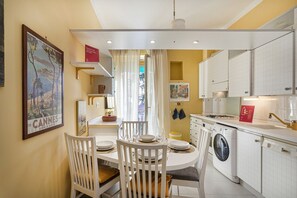 Kjøleskap, mikrobølgeovn, ovn og oppvaskmaskin