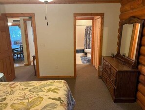 3 bedrooms, WiFi - Private Log Cabin near Lake Arbutus and ATV trails
(Merrillan)