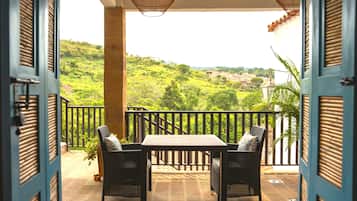 Chambre de base double | Bureau, accès au Wi-Fi (inclus), literie fournie