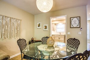 Dining - 6 Lequita Place - A very nicely updated two level town home on Lake DeSoto in (Hot Springs)