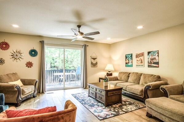 Living area - 13416 - 6 Lequita Place (Hot Springs)