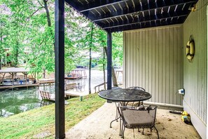 Outdoor dining - 6 Lequita Place - A very nicely updated two level town home on Lake DeSoto in (Hot Springs)