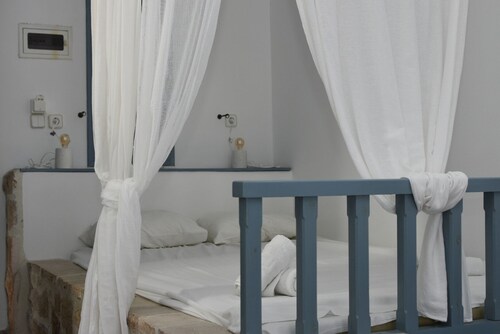 Patmos Cozy Seafront Studio for 3