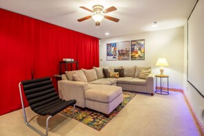 Una chimenea, un reproductor de DVD, un futbolín