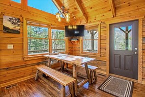 Dining - Hot tub, Firepit, Beautiful Mountain Views! (Stanardsville)