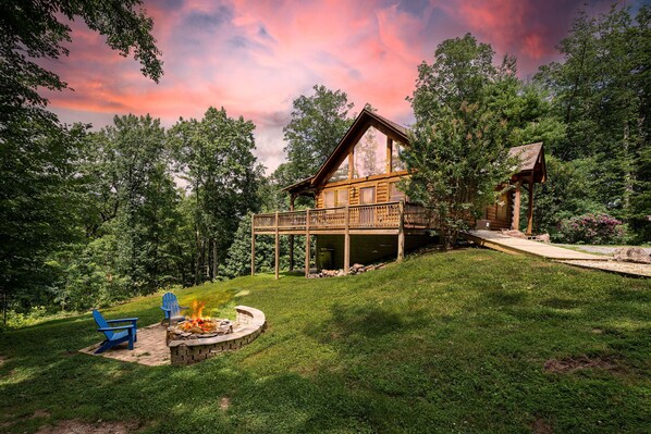 A cabin with a deck, a fire pit, and two Adirondack chairs. - Hot tub, Firepit, Beautiful Mountain Views! (Stanardsville)