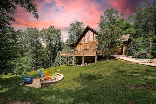 Hot tub, Firepit, Beautiful Mountain Views!