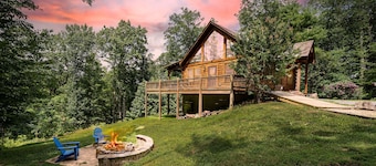 Hot tub, Firepit, Beautiful Mountain Views!