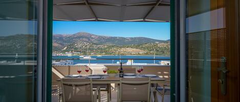 Comfort Apartment | Living area | Smart TV