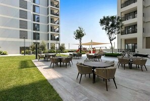 Outdoor dining - 3 Bedrooms with Luxury Interior (Dubai)