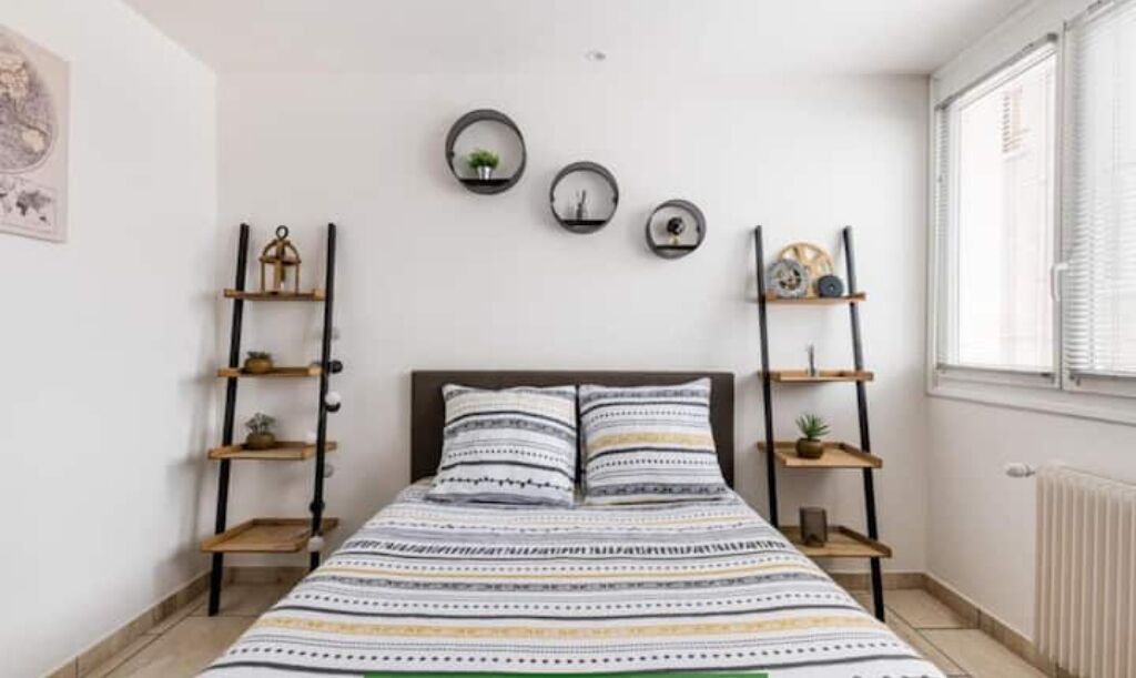 1 slaapkamer, een bureau, een strijkplank/strijkijzer, reisbedje