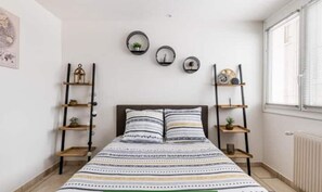 1 habitación, escritorio, tabla de planchar con plancha y cuna de viaje