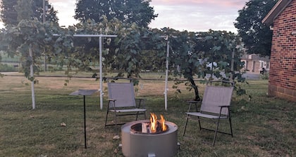 Mine Ridge House; Buggy watching and farm views. 15 min drive to Sight and Sound