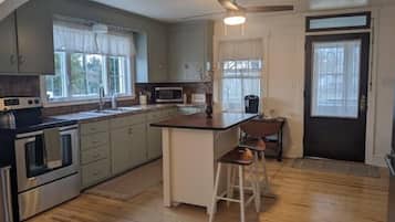 Køleskab, mikrobølgeovn, ovn, kogeplade