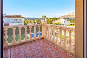 Un balcon doté d’un sol carrelé et d’une balustrade décorative.