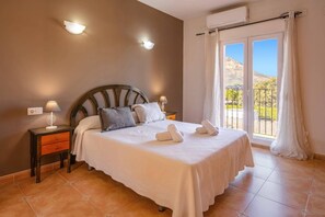 5 chambres, fer et planche à repasser, Wi-Fi gratuit, draps fournis
