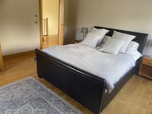 House | 2 bedrooms, iron/ironing board, free WiFi, bed sheets