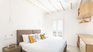 Ein Schlafzimmer mit einem Bett, einem Nachttisch und einer Holzkommode.